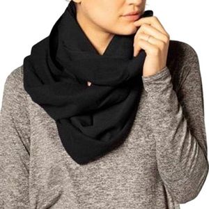 🌺Beyond Yoga Pocket Infinity Scarf Black FabFitFun Collaboration